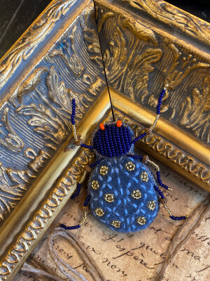 Broche scarabée royal bleu 7 cm