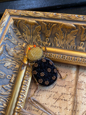 Broche scarabée 7 cm, sequins et fils d’or