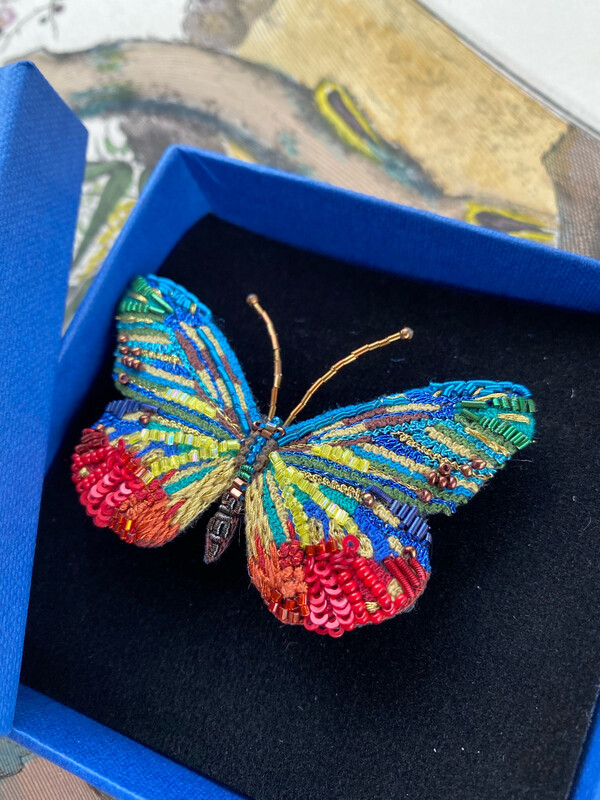 Broche papillon rocaille et fil de soie