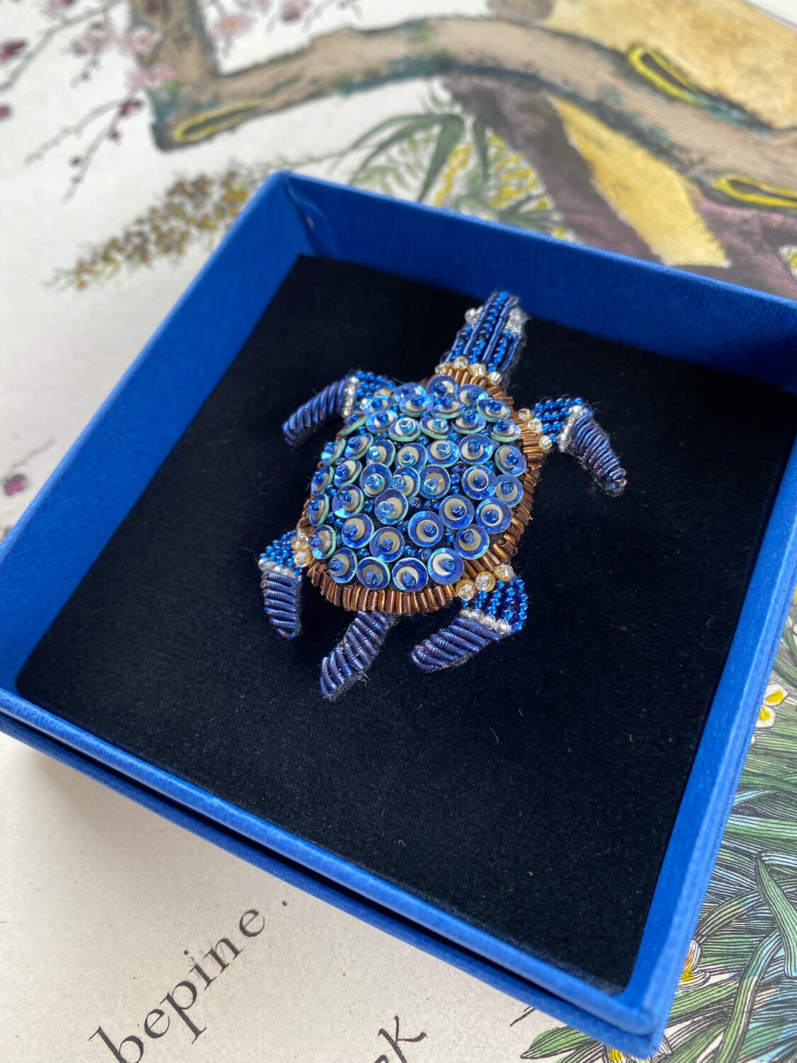 Broche tortue rocaille et fil de soie 7 cm