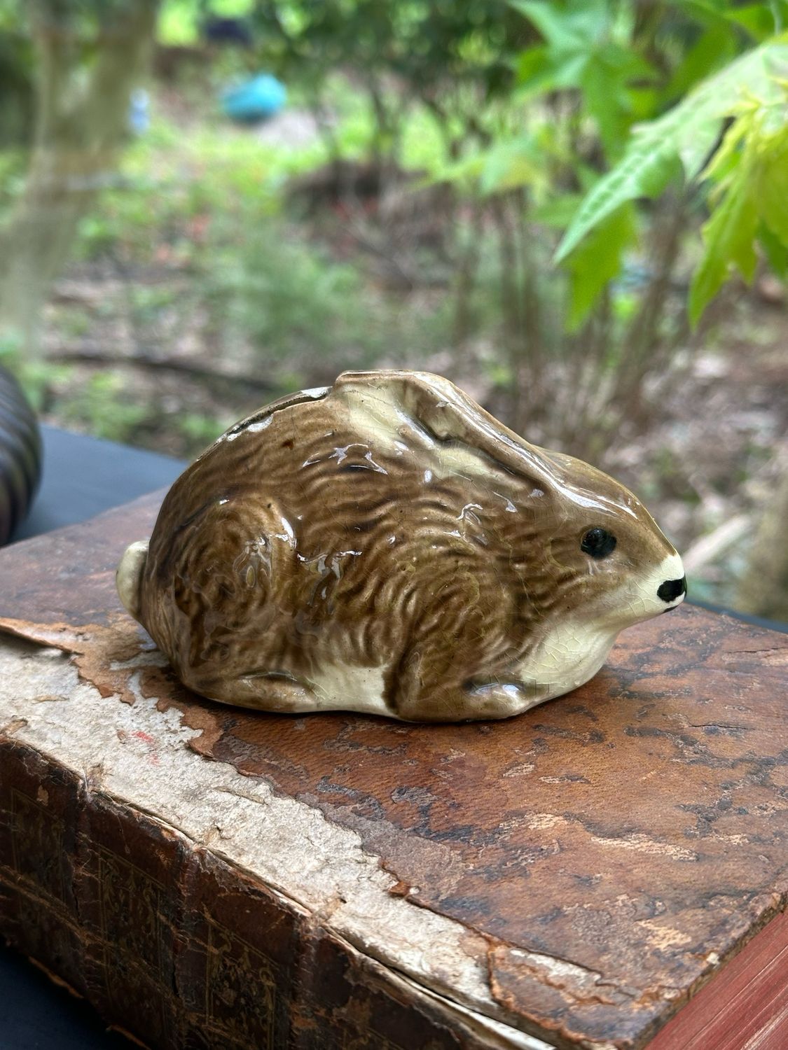 Tirelire lapin en barbotine 