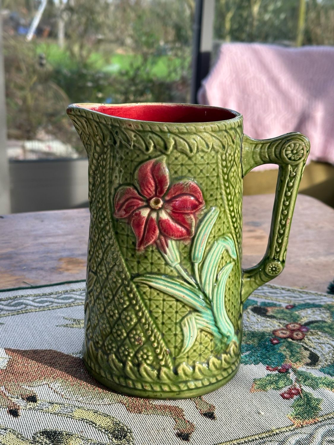 Carafe en barbotine 