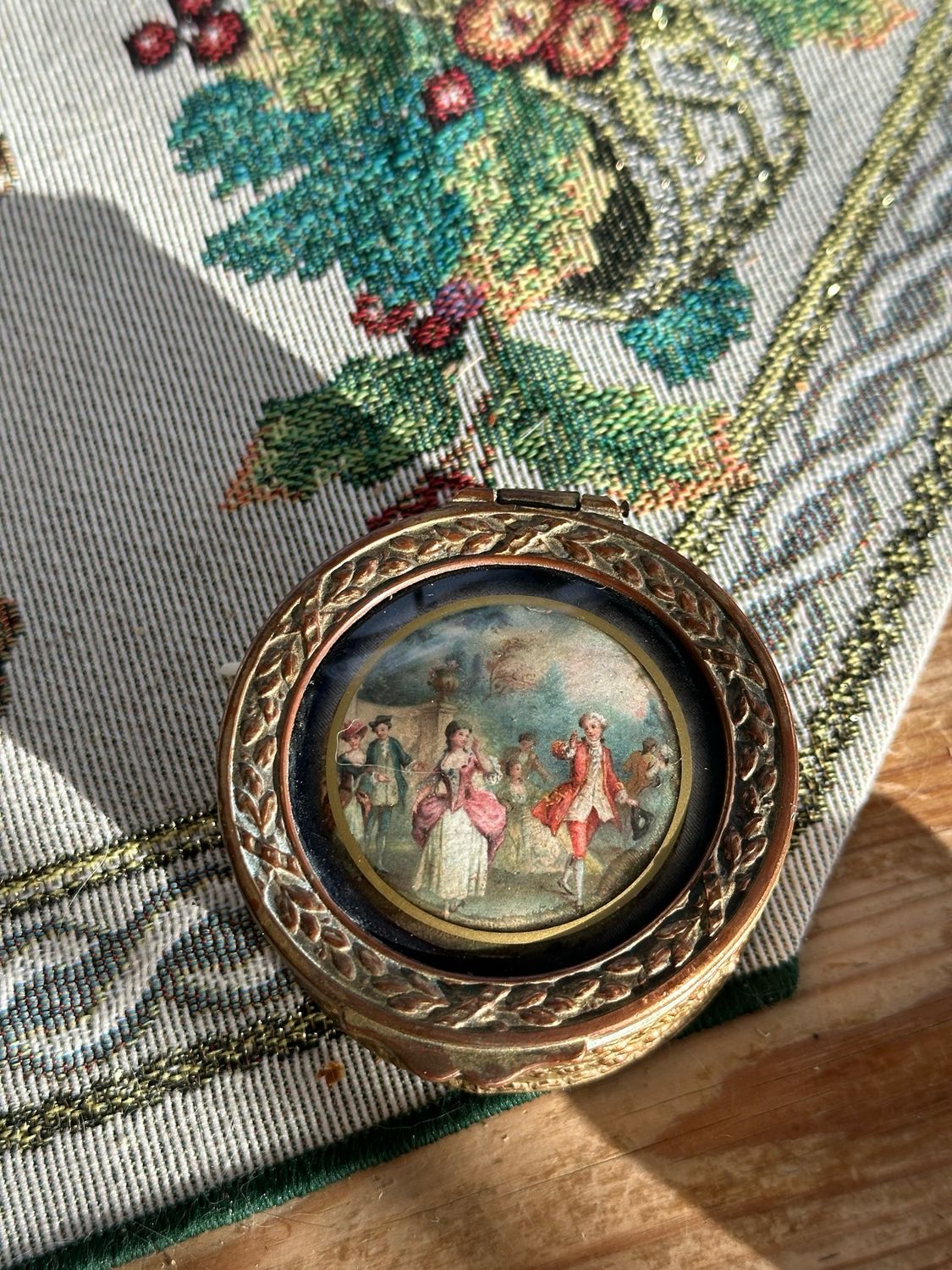 Poudrier bronze et peinture miniature 