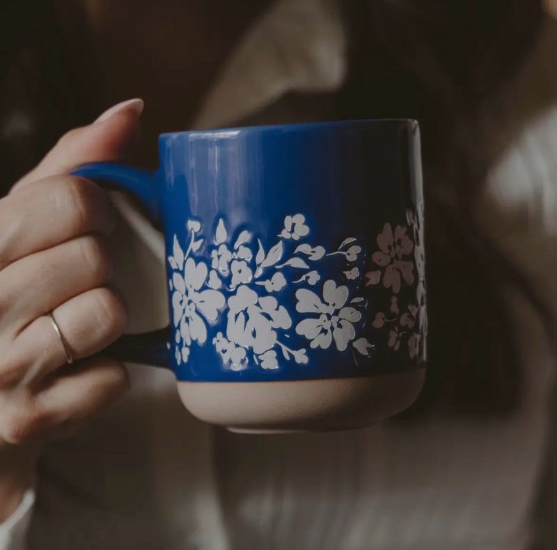Tasse en gré émaillé indigo