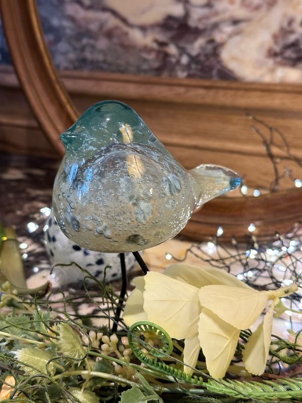 Oiseau sulfure en verre sur pieds