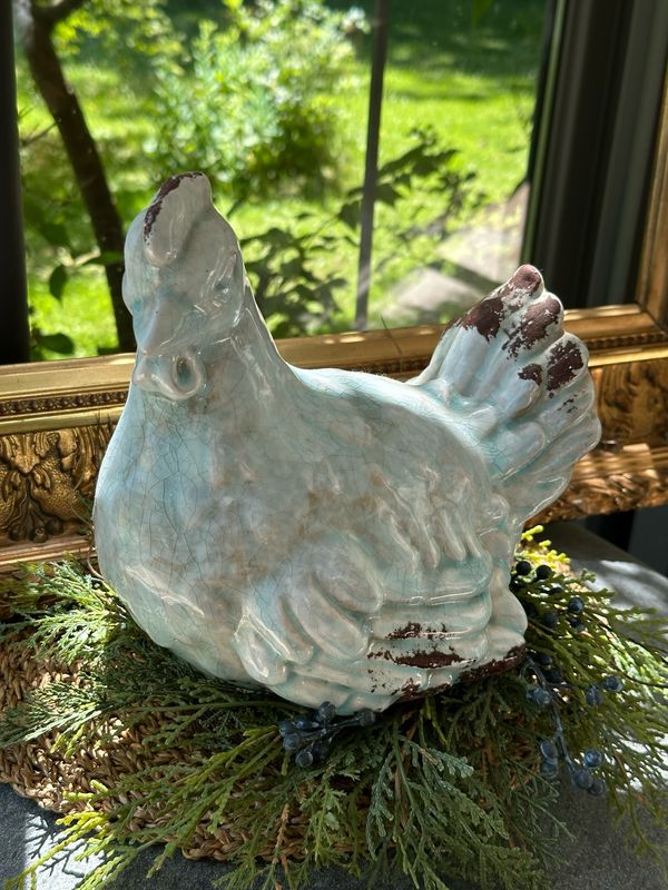 Poule en terre cuite et émail 