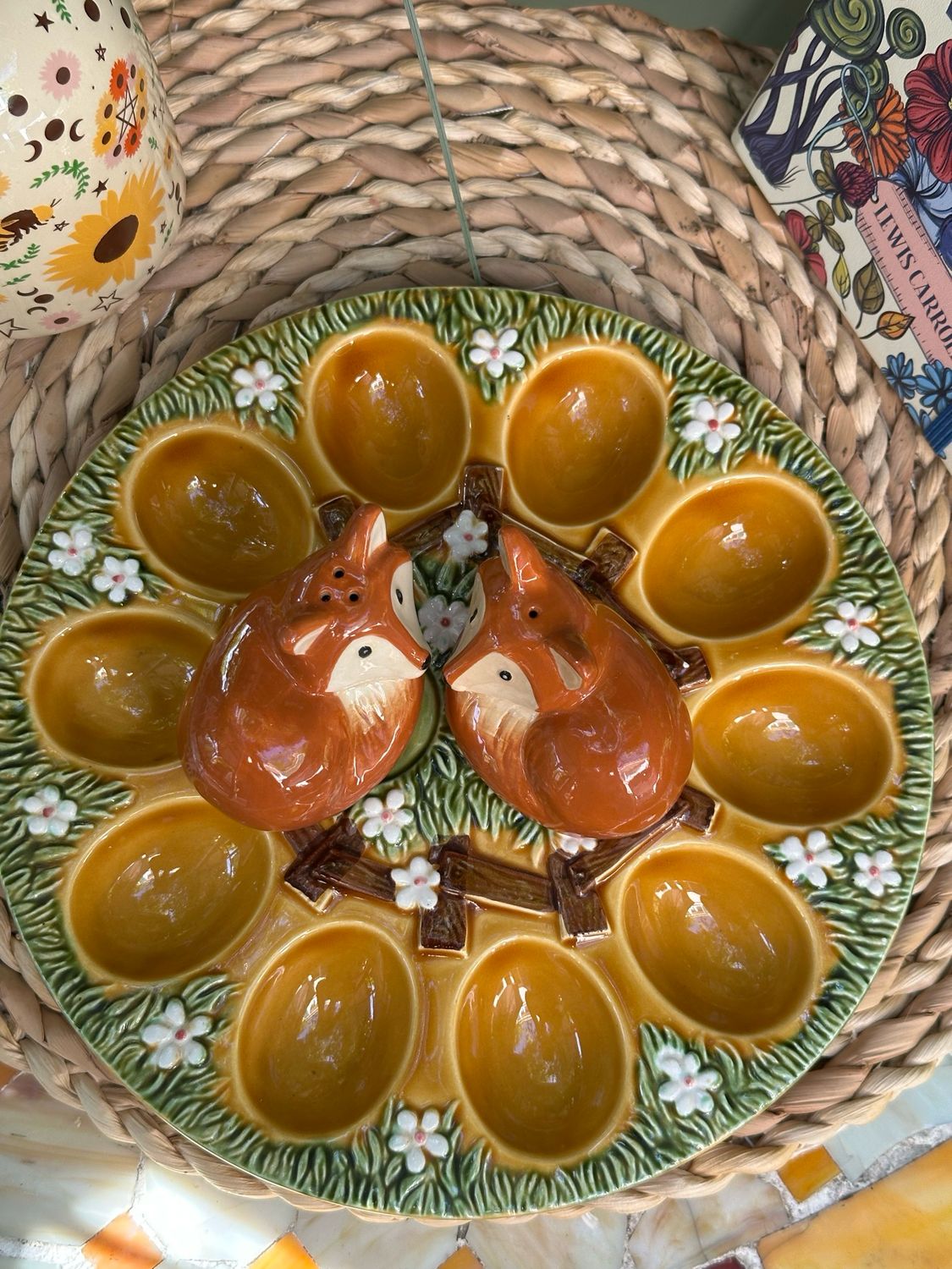 Plat à œufs et renards à condiments 