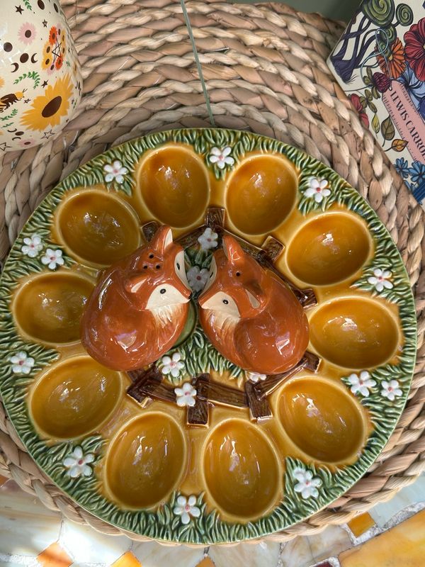 Plat à œufs et renards à condiments 
