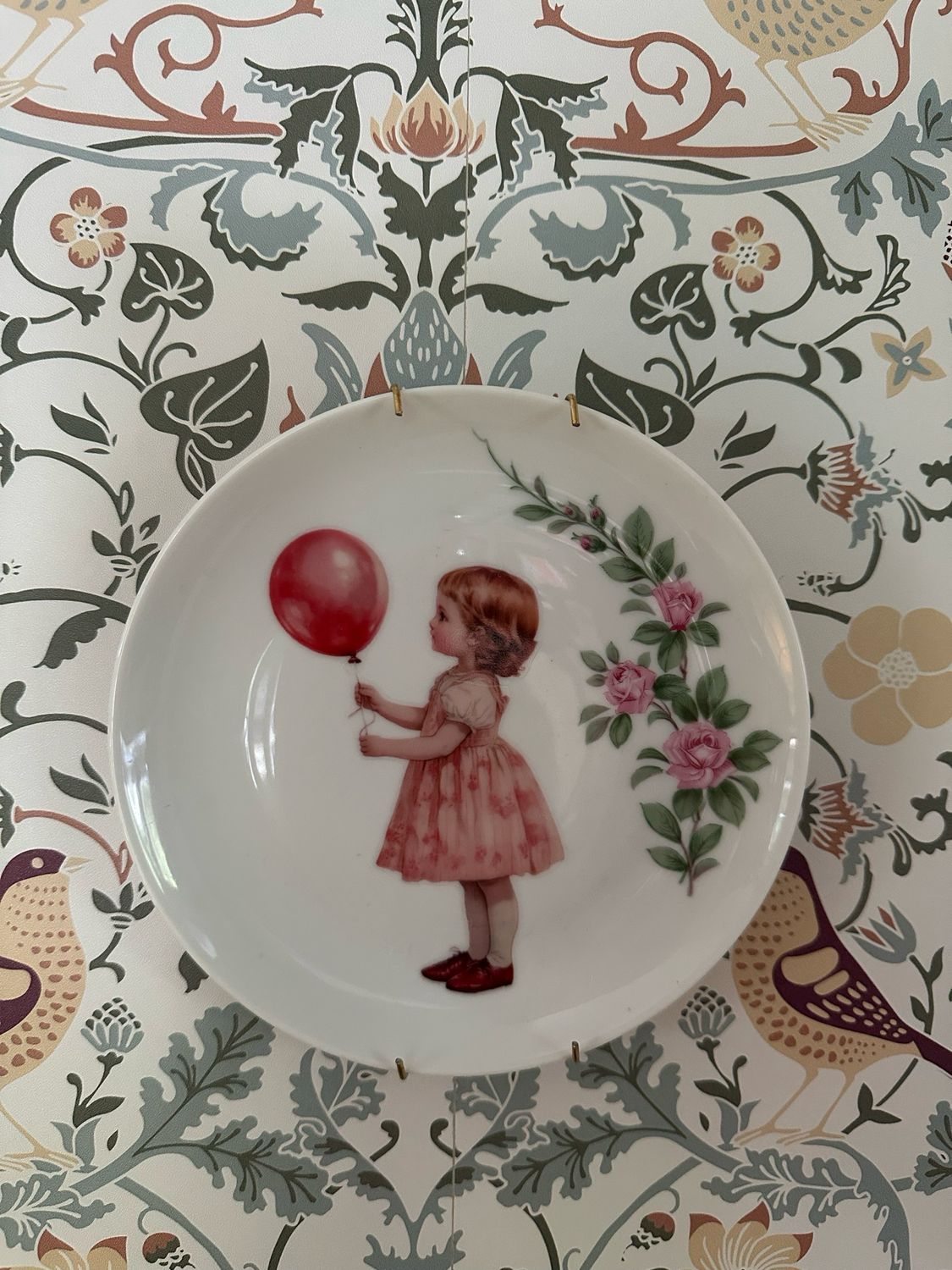 Assiette petite fillle au ballon + attache 