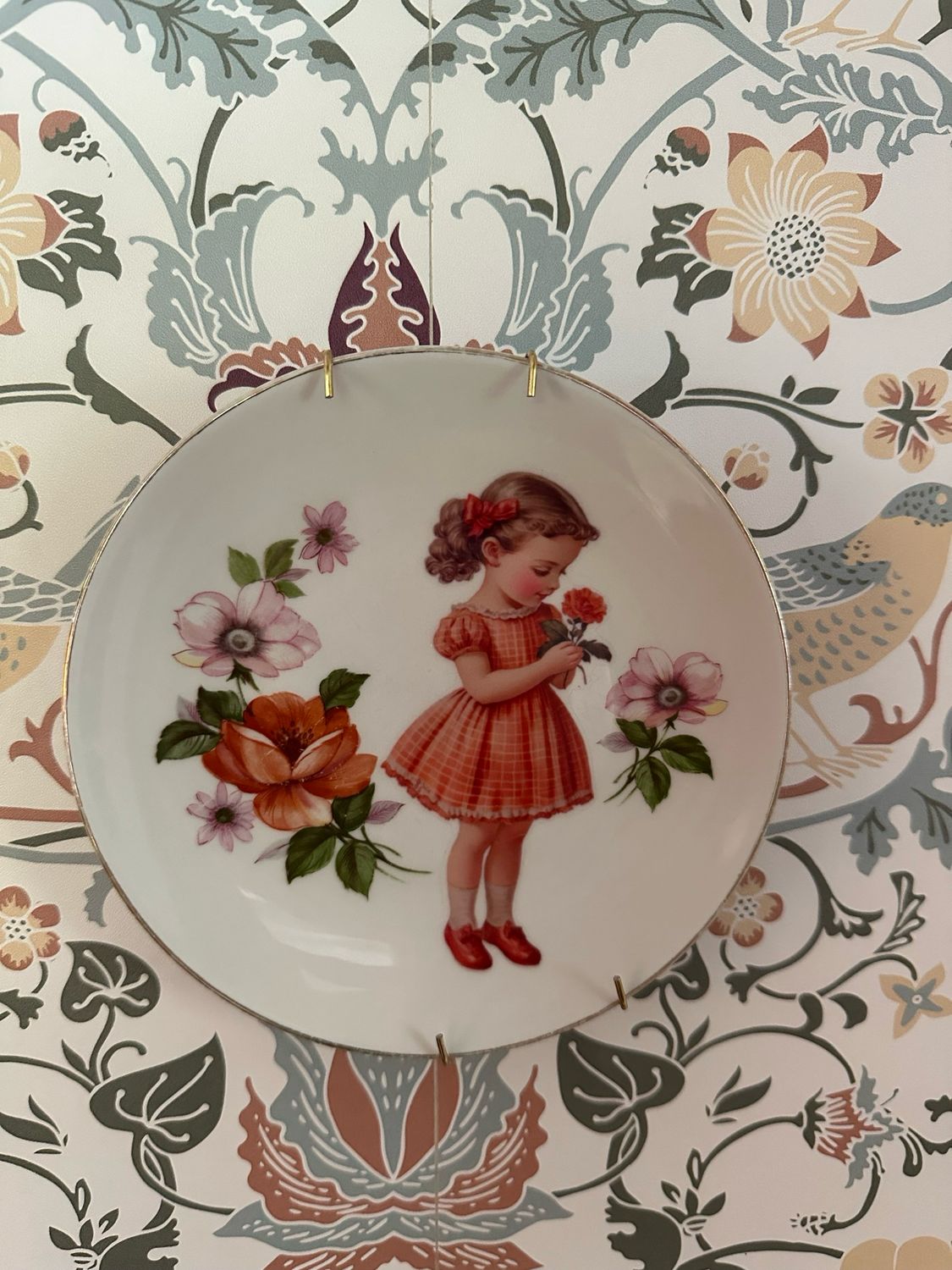 Assiette petite fille à la rose + attache 
