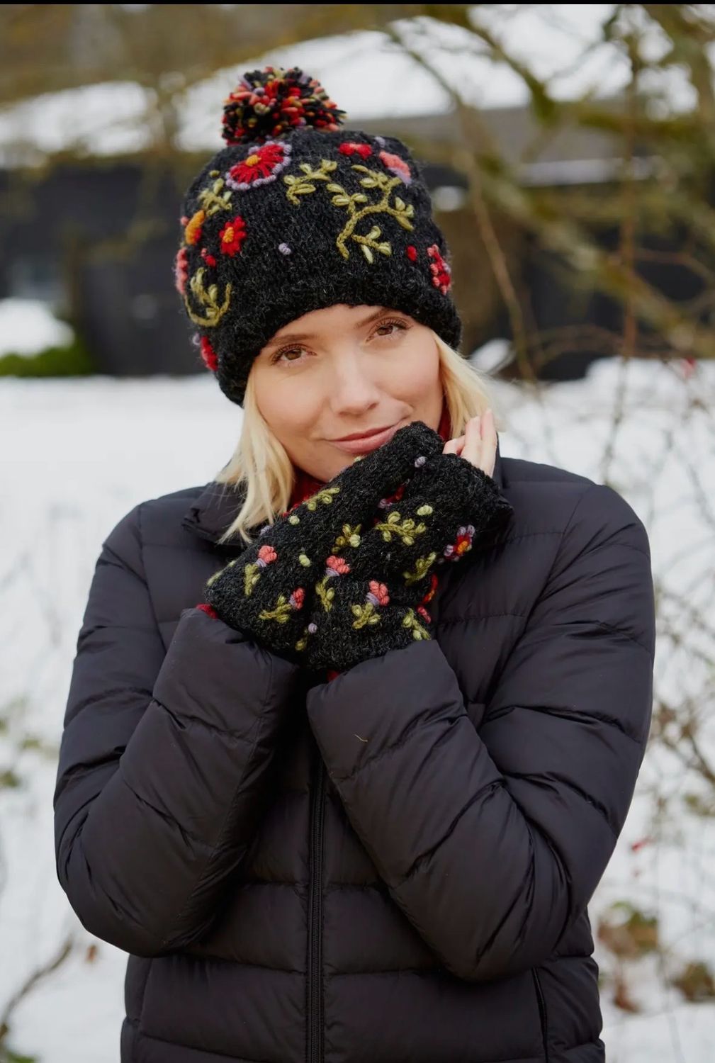 Bonnet à pompon fleur d’hiver