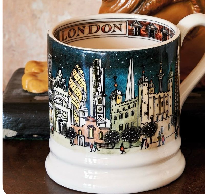Mug London by night