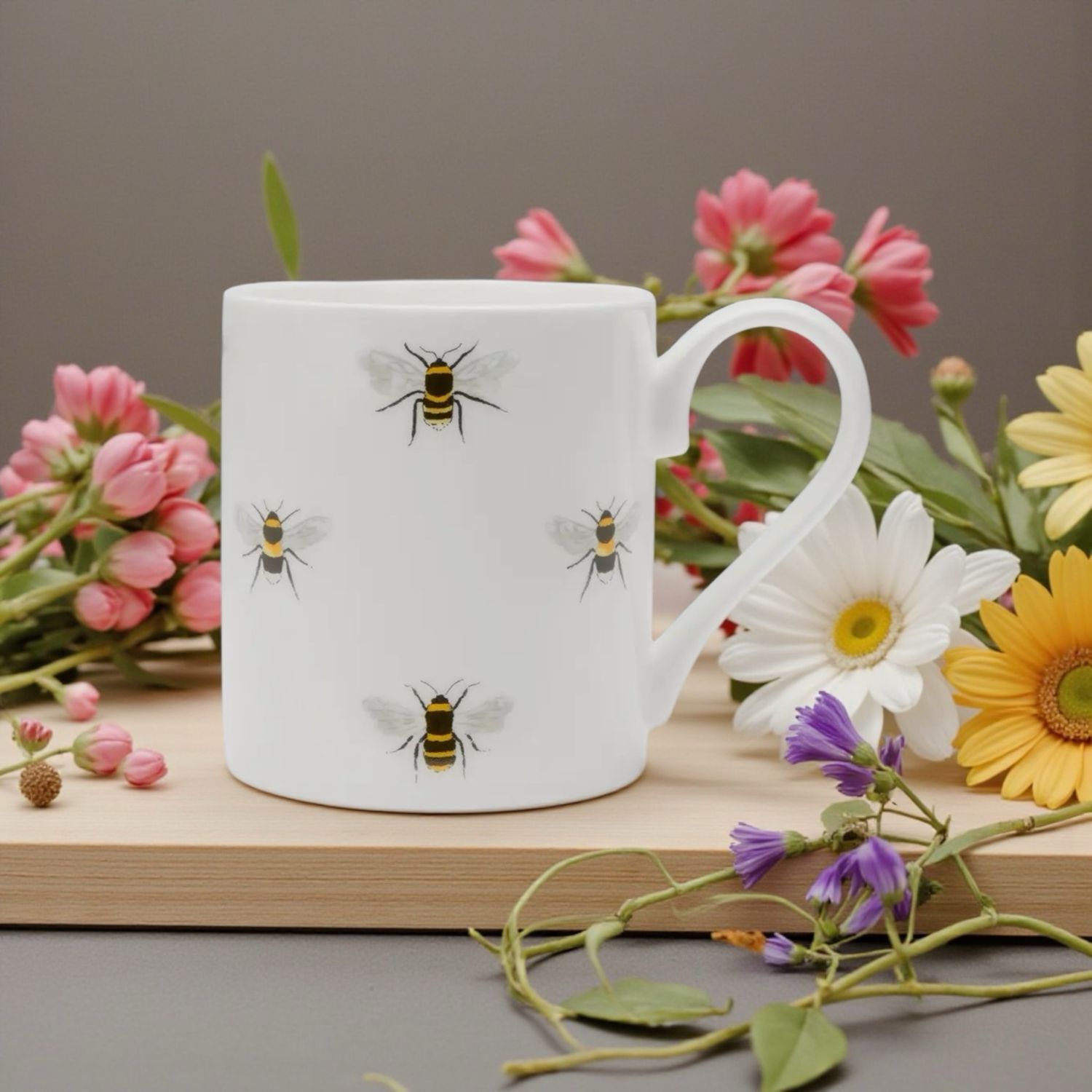 Mug bee Sophie Allport 