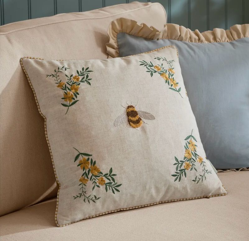 Coussin brodé et velours 50/50