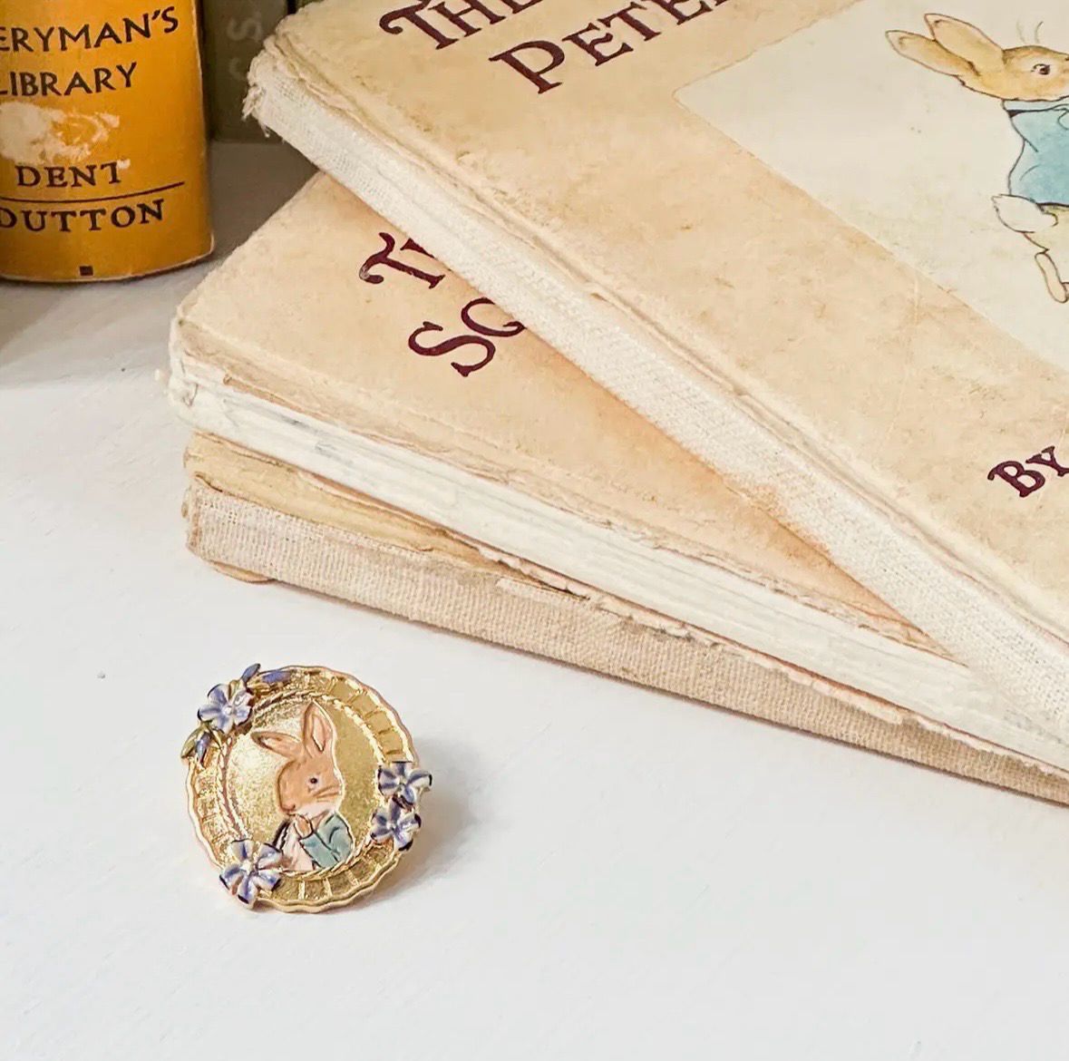 Broche fables England 