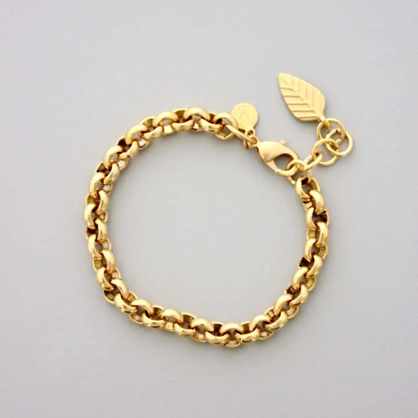 gold chain brac. 22