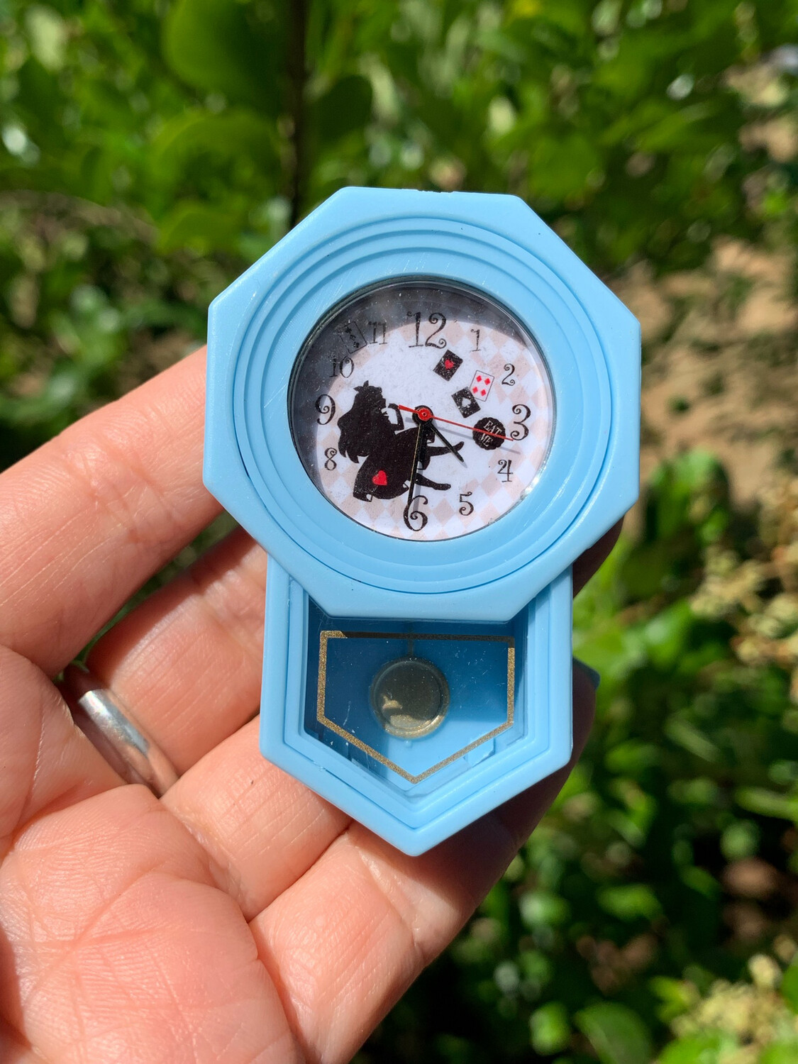 J. Dream Alice in Wonderland Miniature Clock