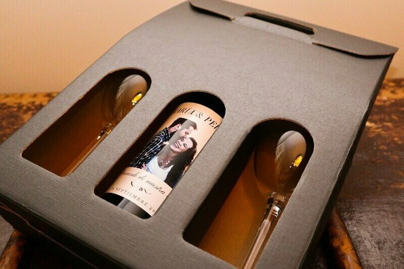 Estuche de cartón con botella de vino y dos copas