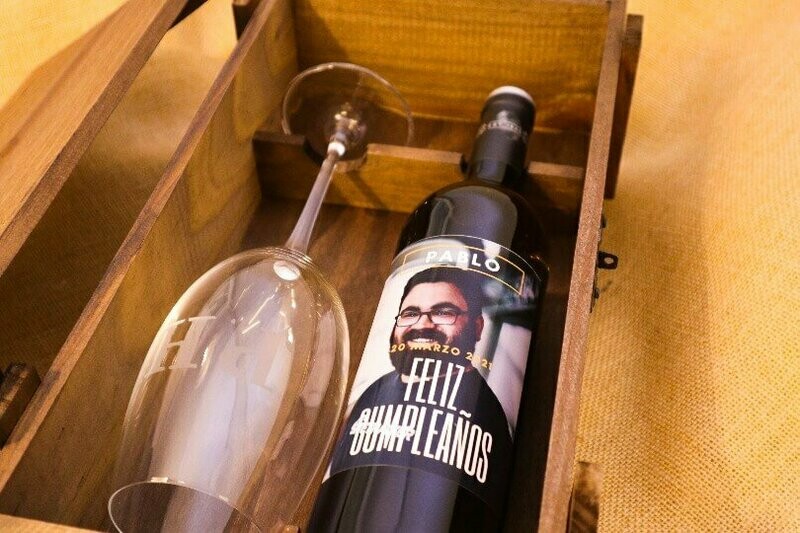 Estuche de madera con botella de vino y copa