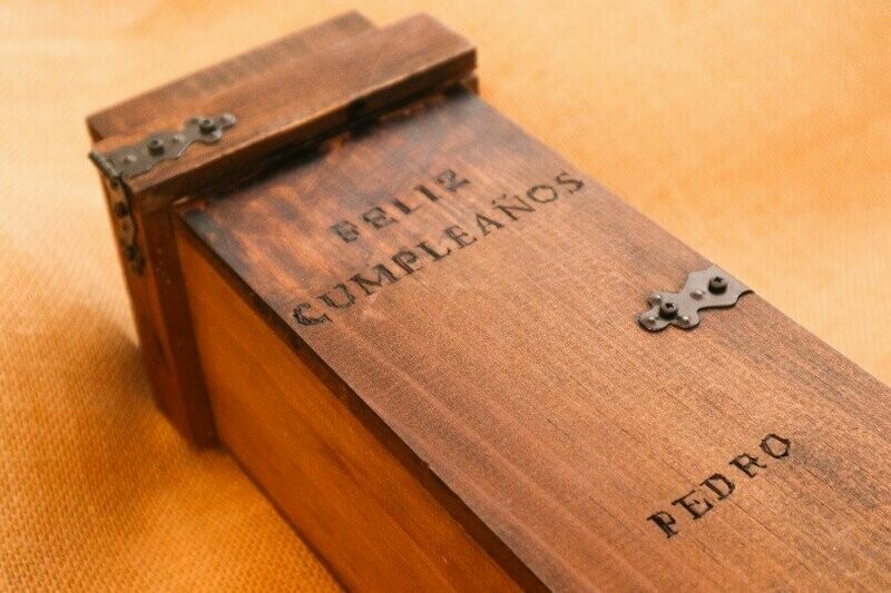 Estuche de madera con botella de vino