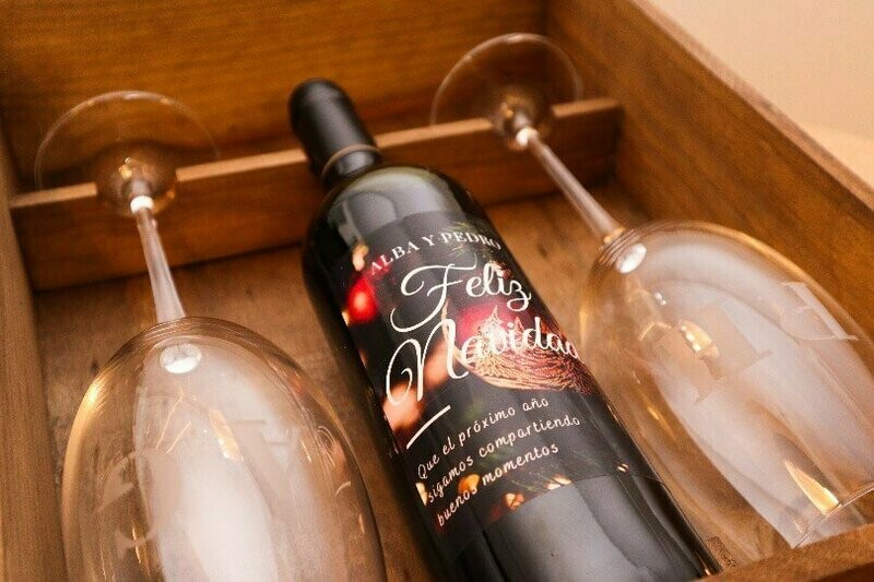 Estuche de madera con botella de vino y dos copas