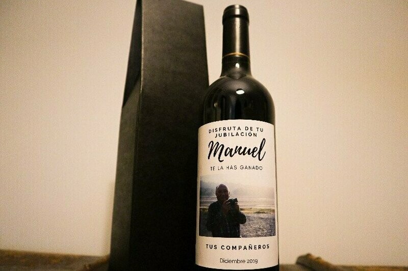 Estuche de cartón con botella de vino