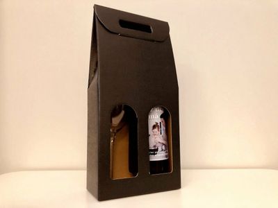 Estuche de cartón con botella de vino y copa