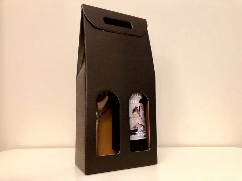 Estuche de cartón con botella de vino y copa