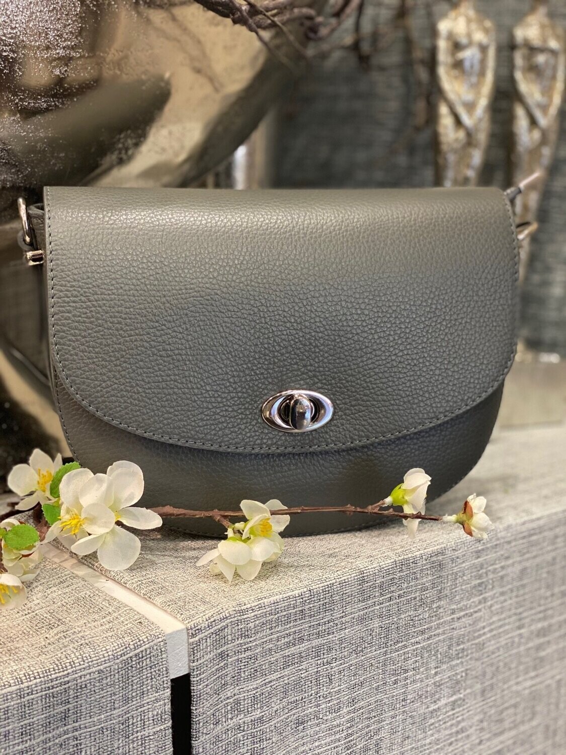 Umhängetasche aus Leder, mit Drehverschluss, halbrund,  grau