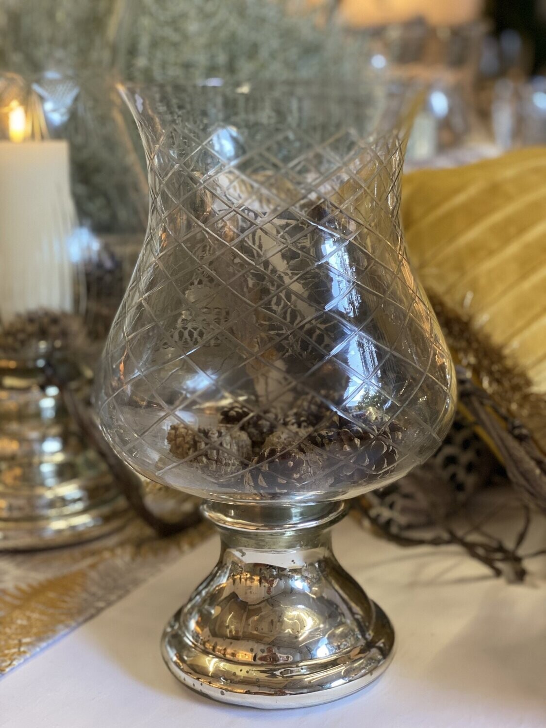 Glas-Windlicht bauchig, tailliert, auf Fuß, mit Schliff, 20x20x32,5cm