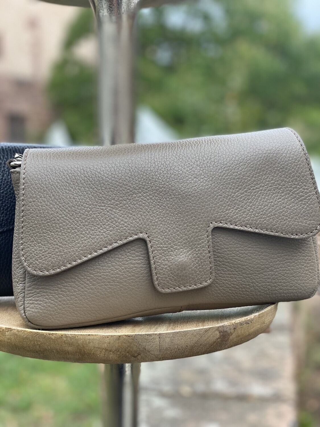 Kleine Umhängetasche aus Leder, mit Klappe u. Reißverschluss cappucino/taupe