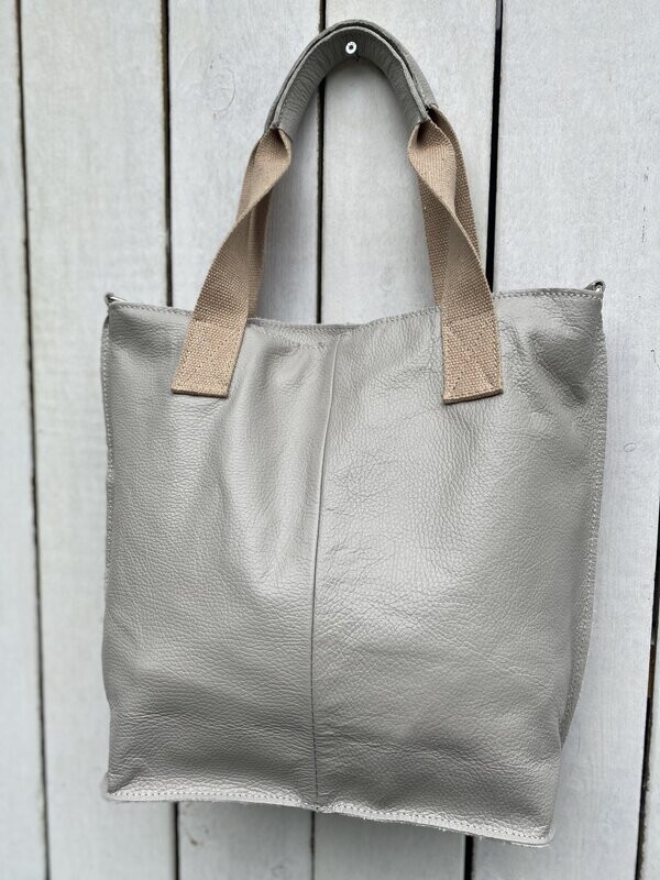 Leder-Shopper, mit Jute/Leder Griff
und festem Jute Verlängerungsriemen, 
hellgrau