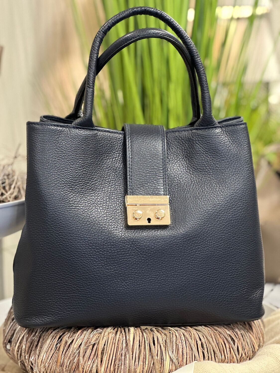 Lederhandtasche mit Schnalle, dunkelblau