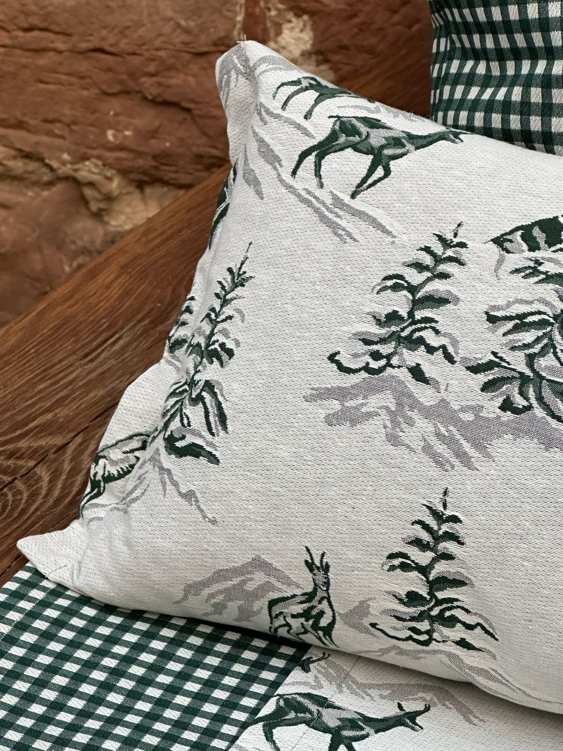 Kissenhülle ‚St. Moritz‘ grün 40x60 mit Kante Kissenhülle ‚St. Moritz‘ grün 40x60 mit Kante