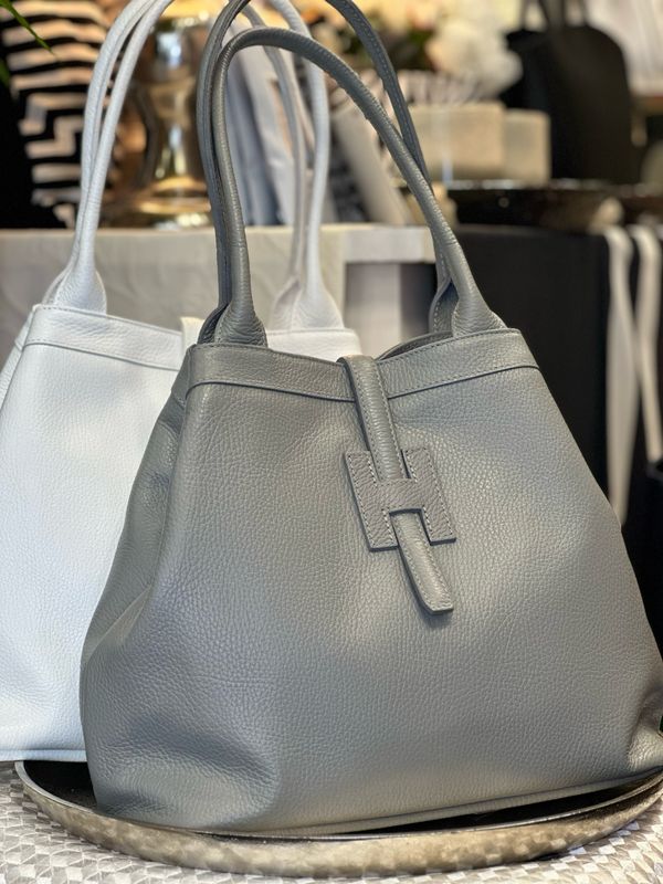 Lederhandtasche ‚H‘, mit Lederschnalle, grau