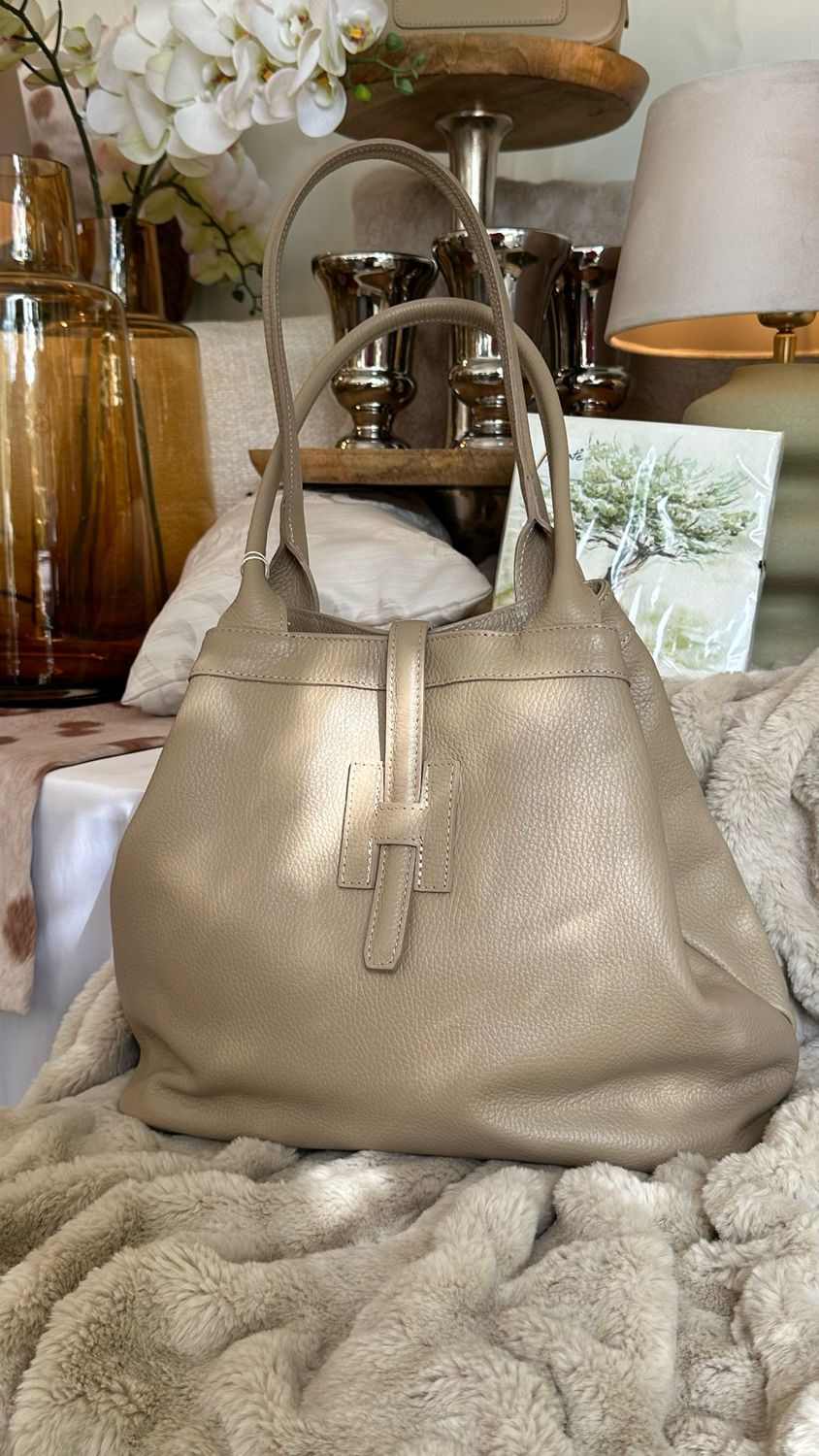 Lederhandtasche ‚H‘, mit Lederschnalle, milchkaffee Lederhandtasche ‚H‘, mit Lederschnalle, milchkaffee