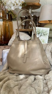 Lederhandtasche ‚H‘, mit Lederschnalle, milchkaffee