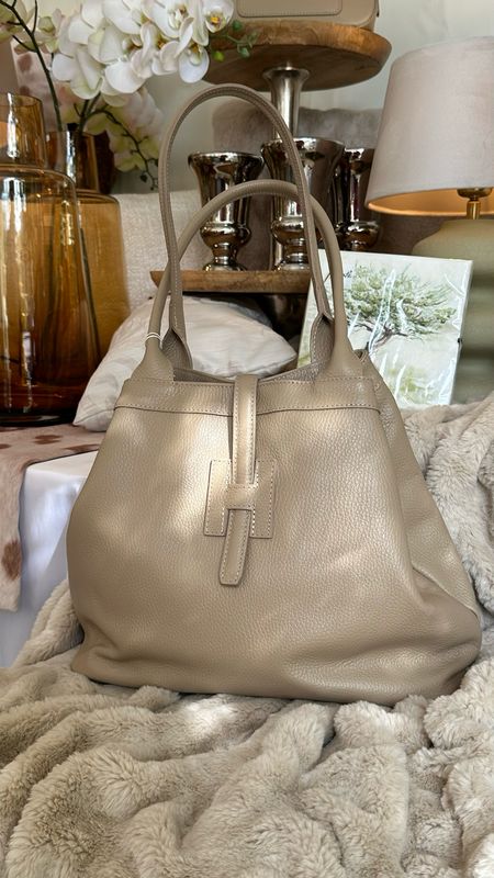 Lederhandtasche ‚H‘, mit Lederschnalle, milchkaffee