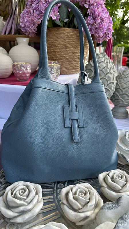 Lederhandtasche ‚H‘, mit Lederschnalle, jeansblau