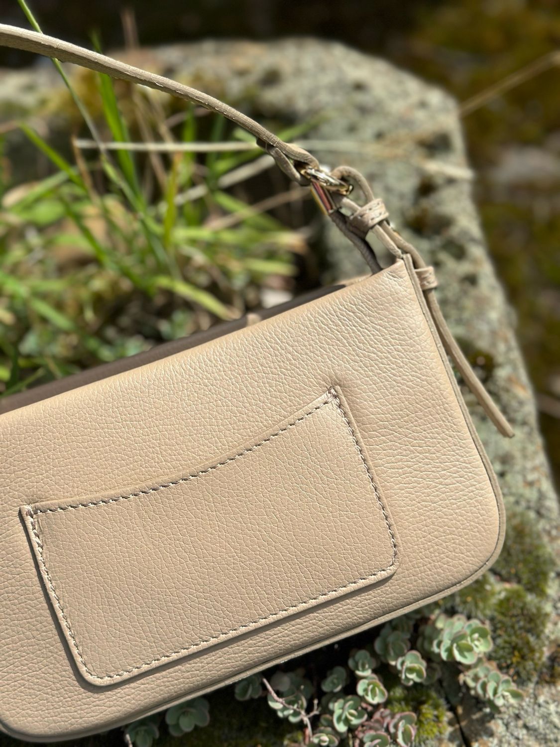 Kleine Ledertasche mit Einsteckfach, milchkaffee