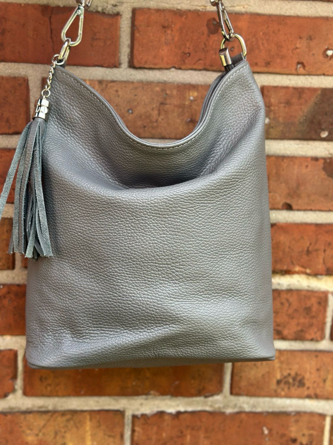 Beuteltasche mit Quaste, Leder dunkelgrau Beuteltasche mit Quaste, Leder dunkelgrau