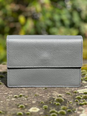 Kastenförmige Umhängetasche, 2 versch. Riemen, grau