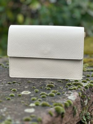 Kastenförmige Umhängetasche, 2 versch. Riemen, creme