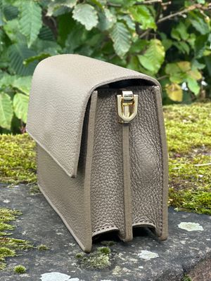 Kastenförmige Umhängetasche, 2 versch. Riemen, taupe