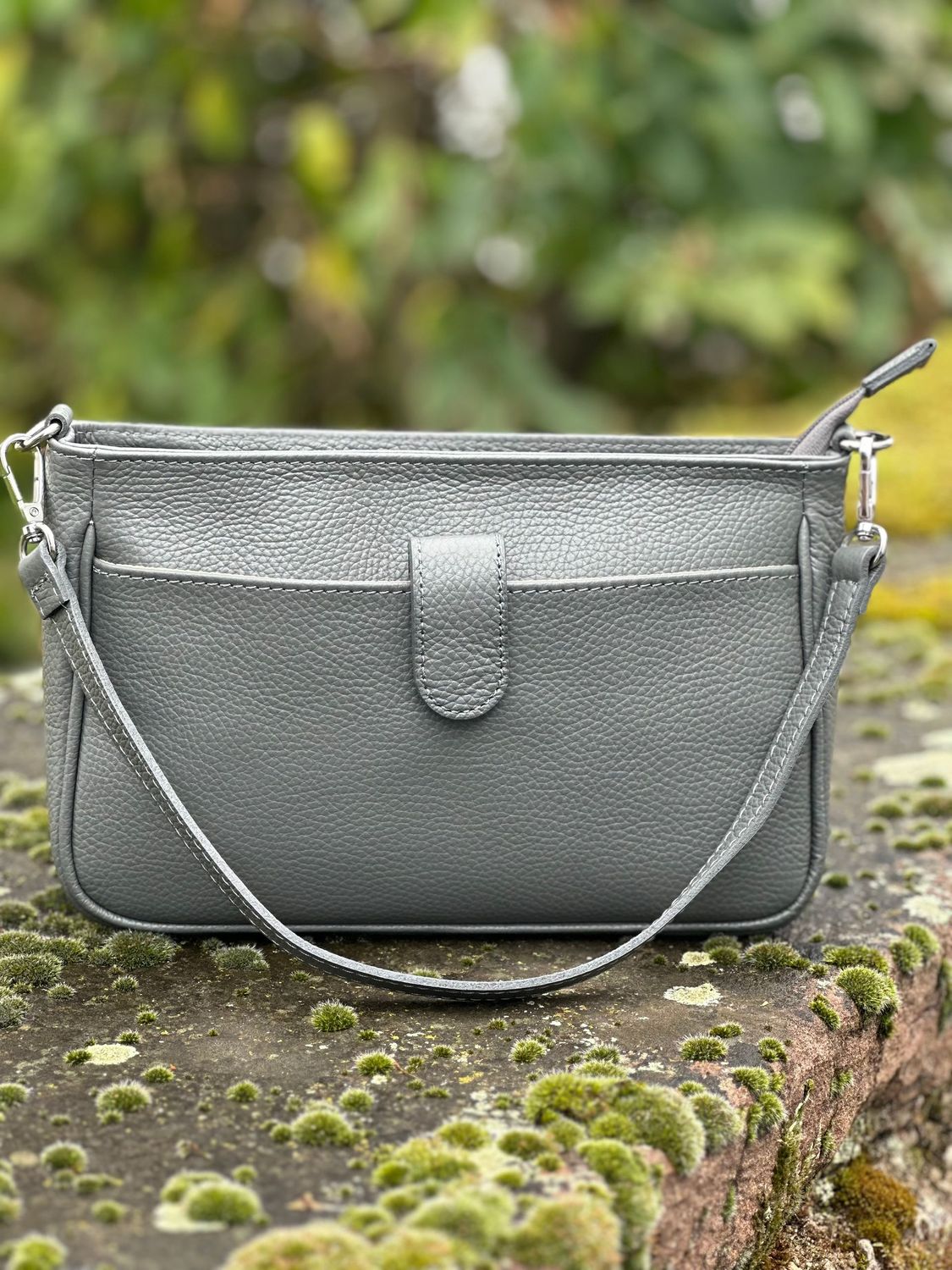 Kleine Schultertasche m. Magnetfach vorne, grau