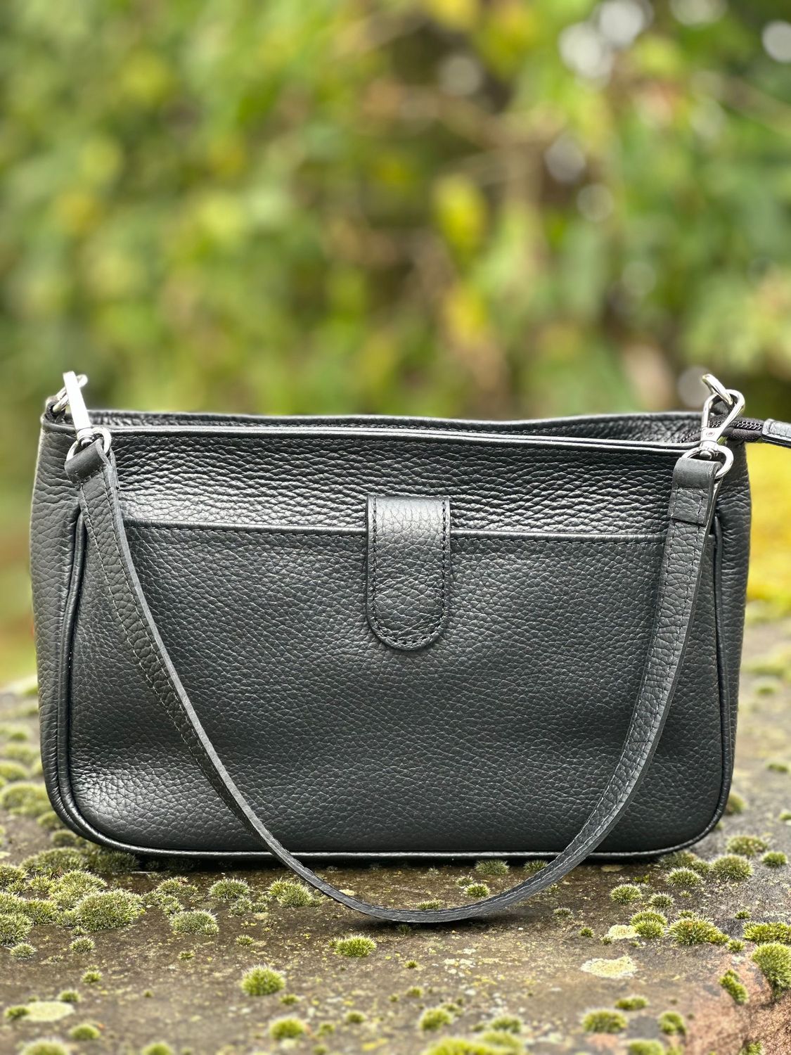 Kleine Schultertasche m. Magnetfach vorne, schwarz