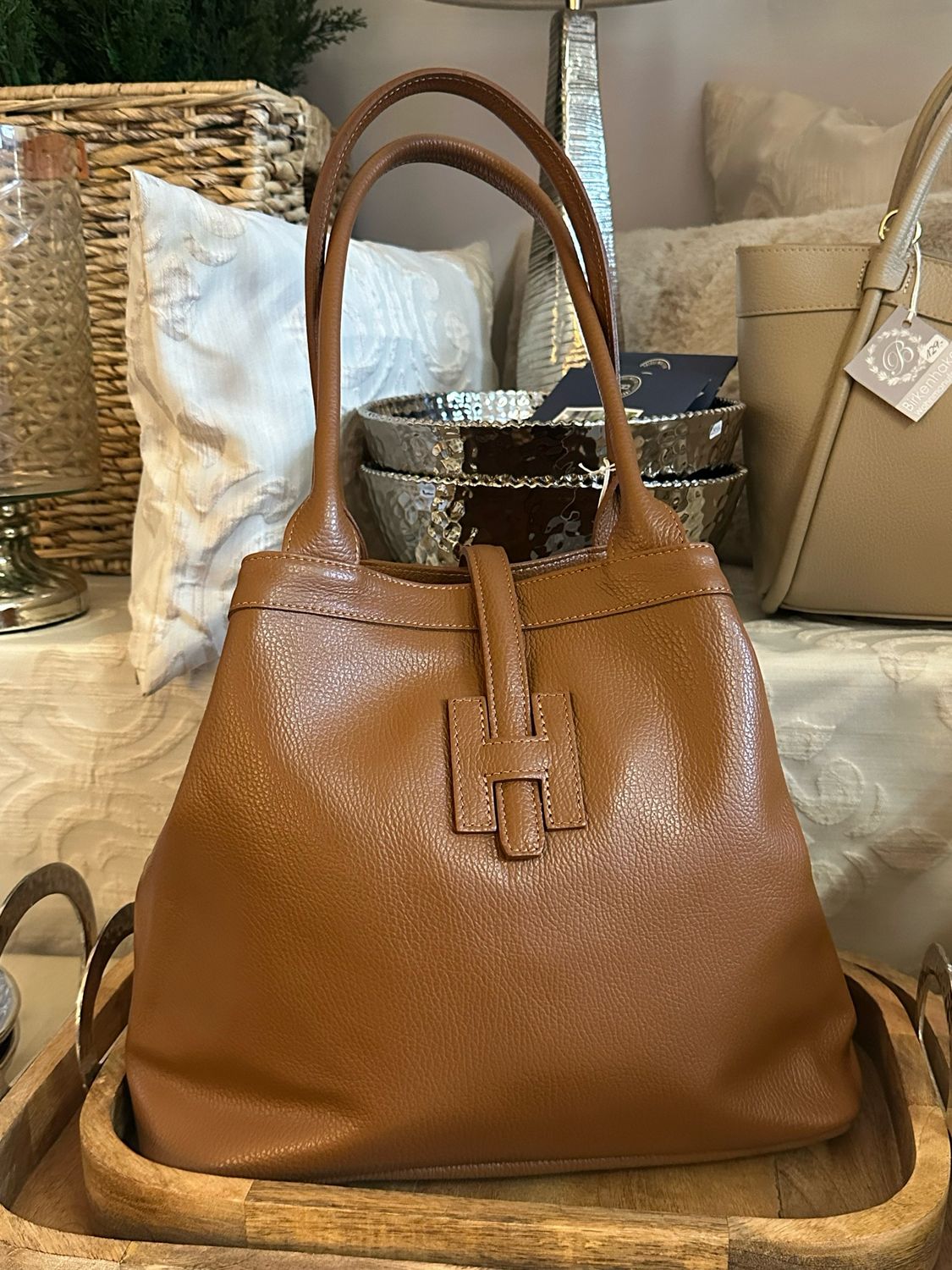 Lederhandtasche ‚H‘, mit Lederschnalle, cognac Lederhandtasche ‚H‘, mit Lederschnalle, cognac