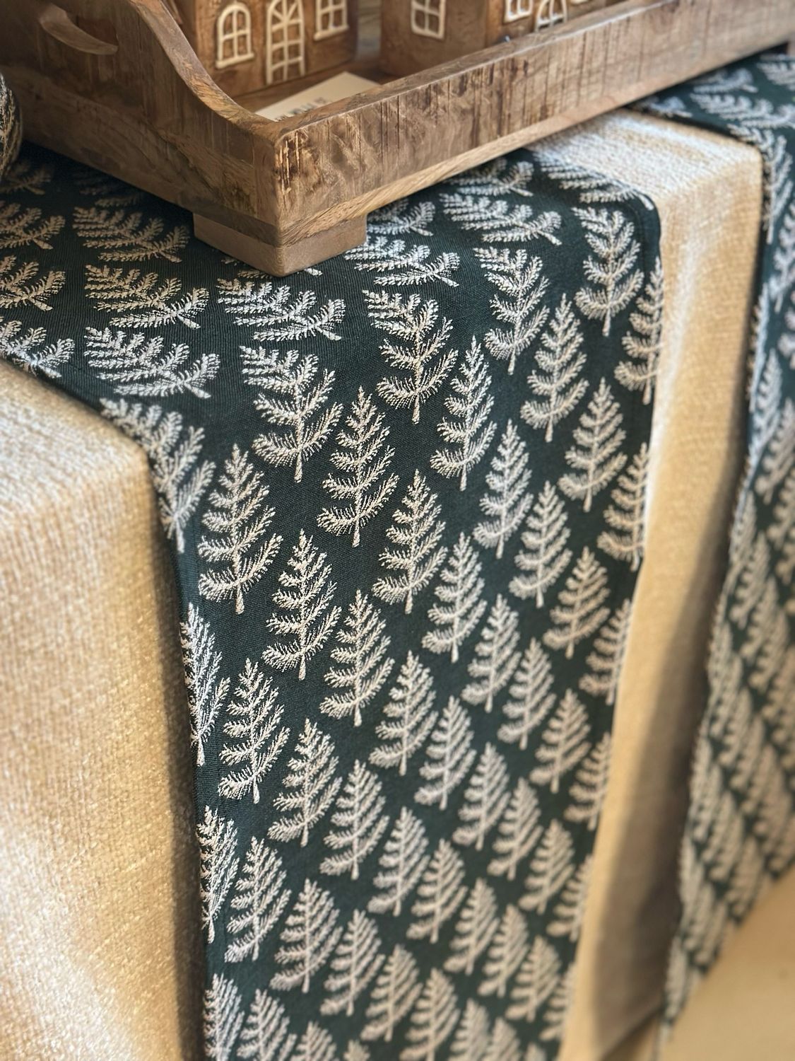Tischläufer Pinefall 140x40, Tannengrün