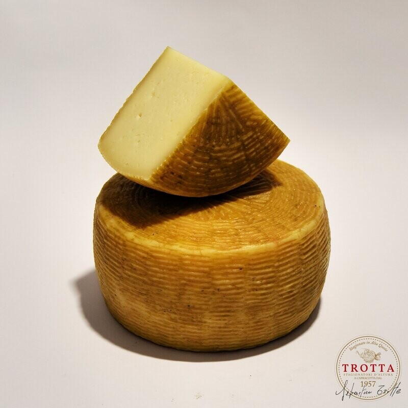 Pecorino a marchio T Stagionato 7-18 mesi