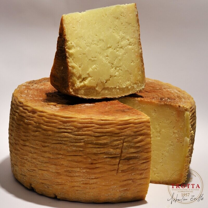 Pecorino canestrato a marchio T Stagionato 8-24 mesi